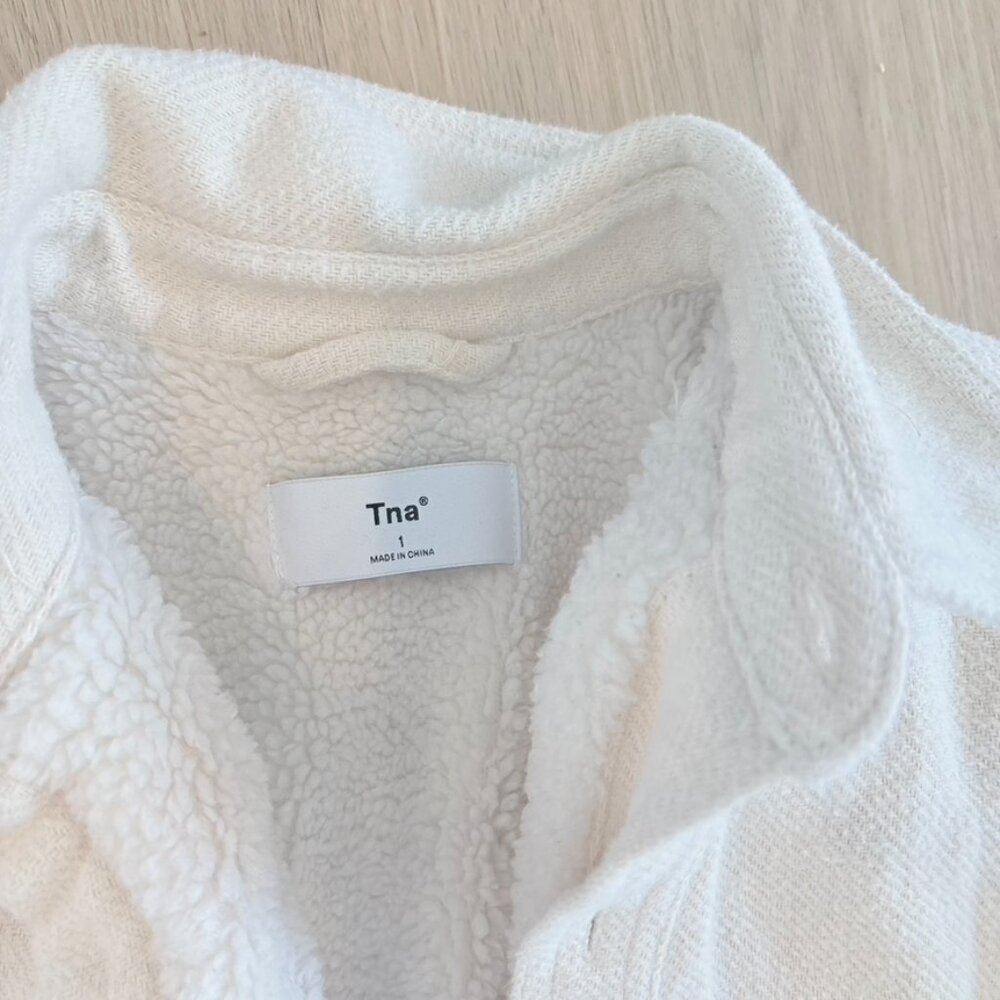 Aritzia Tna Cozy Boyfriend fleece lined super soft button up Cream size 1 - Picture 7 of 7